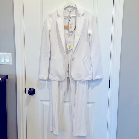 White suit “athlesure” style - Picture 1 of 7